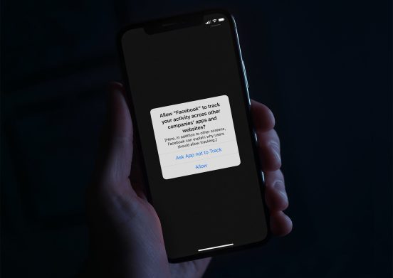 En person som håller en iPhone