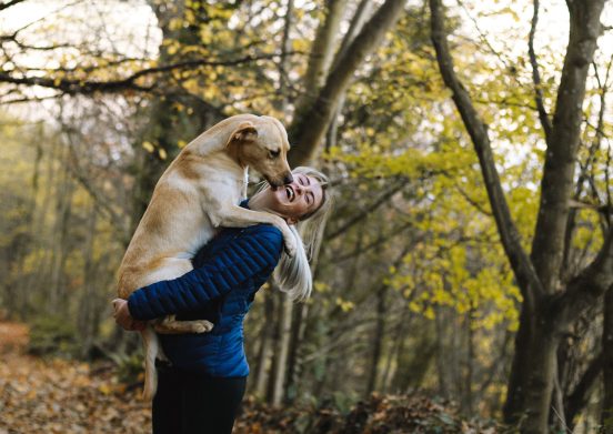 Kvinna med en hund