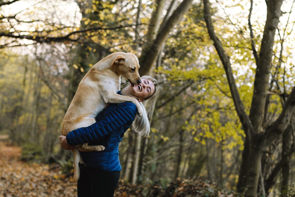 Kvinna med en hund