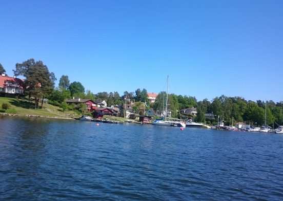 En bild på en sjö med båtar