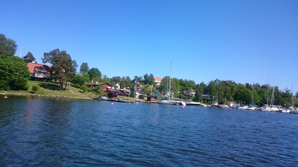 En bild på en sjö med båtar