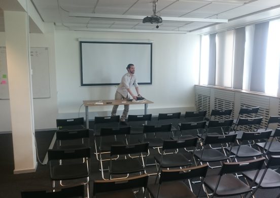 Ett tomt konferensrum