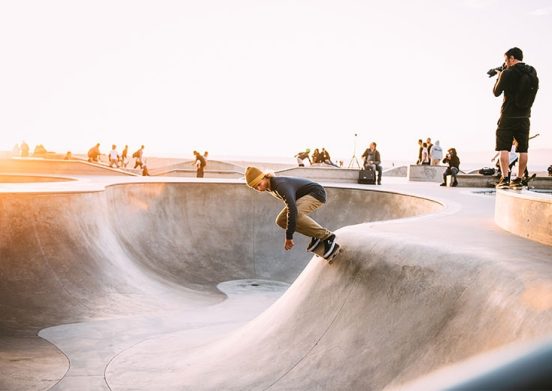 En kille på en skateboard