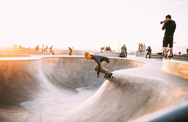 En kille på en skateboard