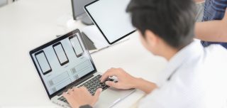 Person arbetar vid dator och skriver ux writing i en mockup