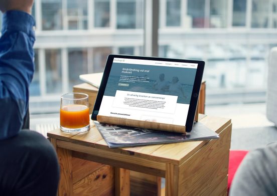 Surfplatta som visar toppen av OncoZenge nya startsida