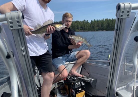 Två killar som fiskar