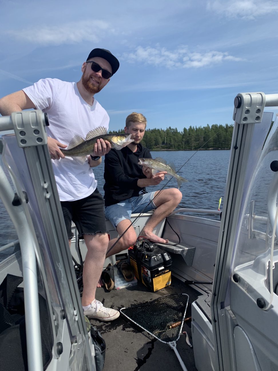 Två killar som fiskar