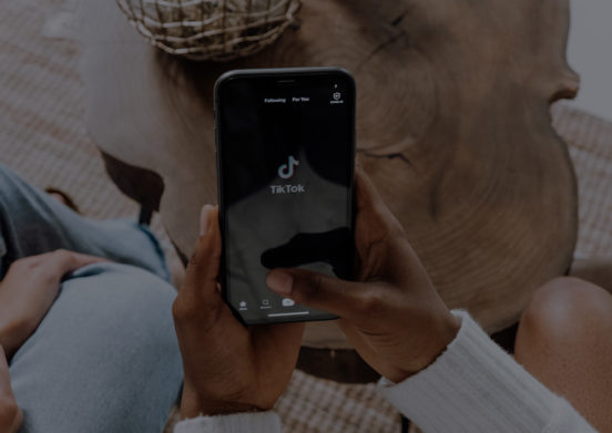 en mobil med tiktok på skärmen