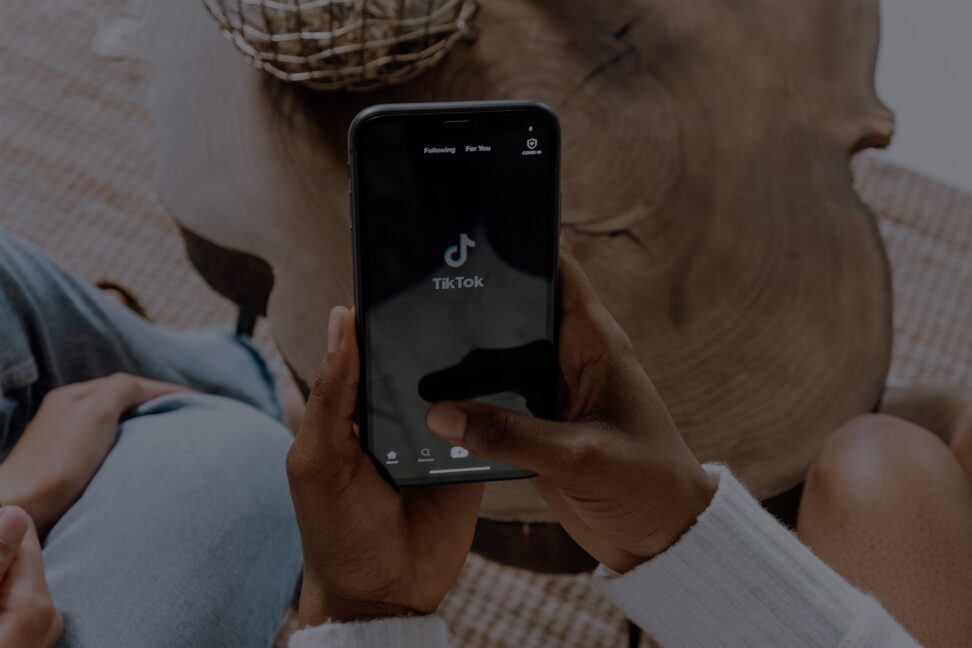 en mobil med tiktok på skärmen