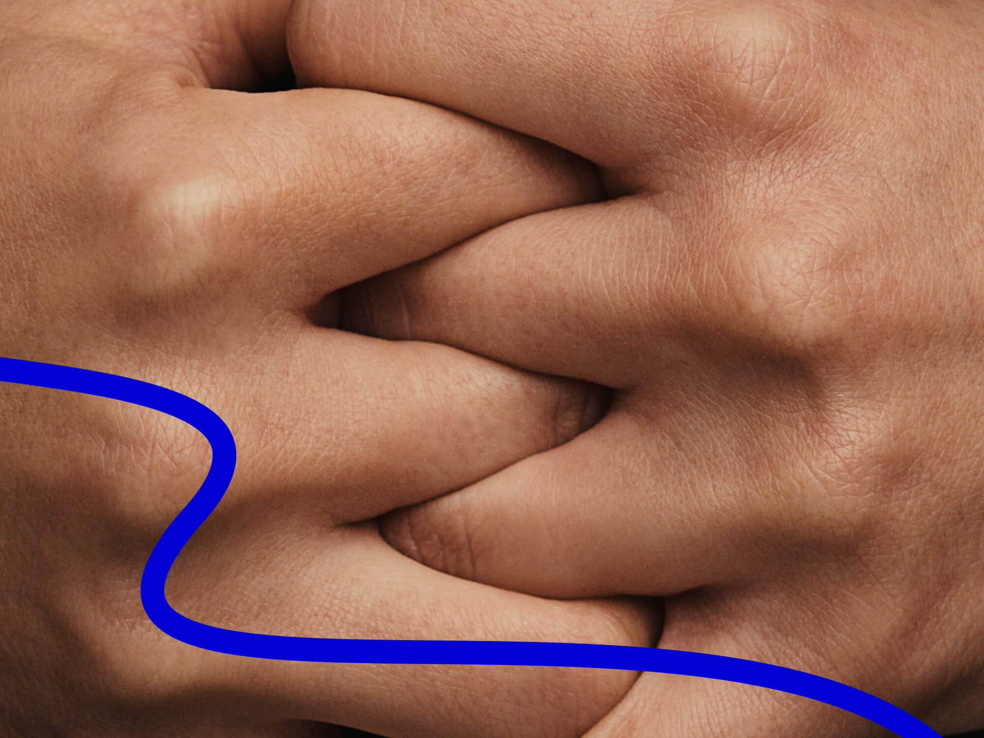 Två händer med fingrar som flätas samman