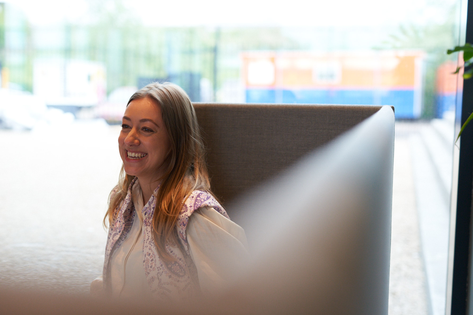 Kvinna med långt brunt hår skrattar